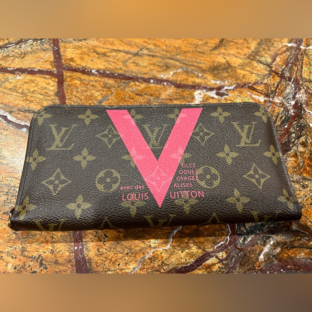 Louis Vuitton Pink V Monogram 2-Snap Wallet ❤️Limited Edition❤️
